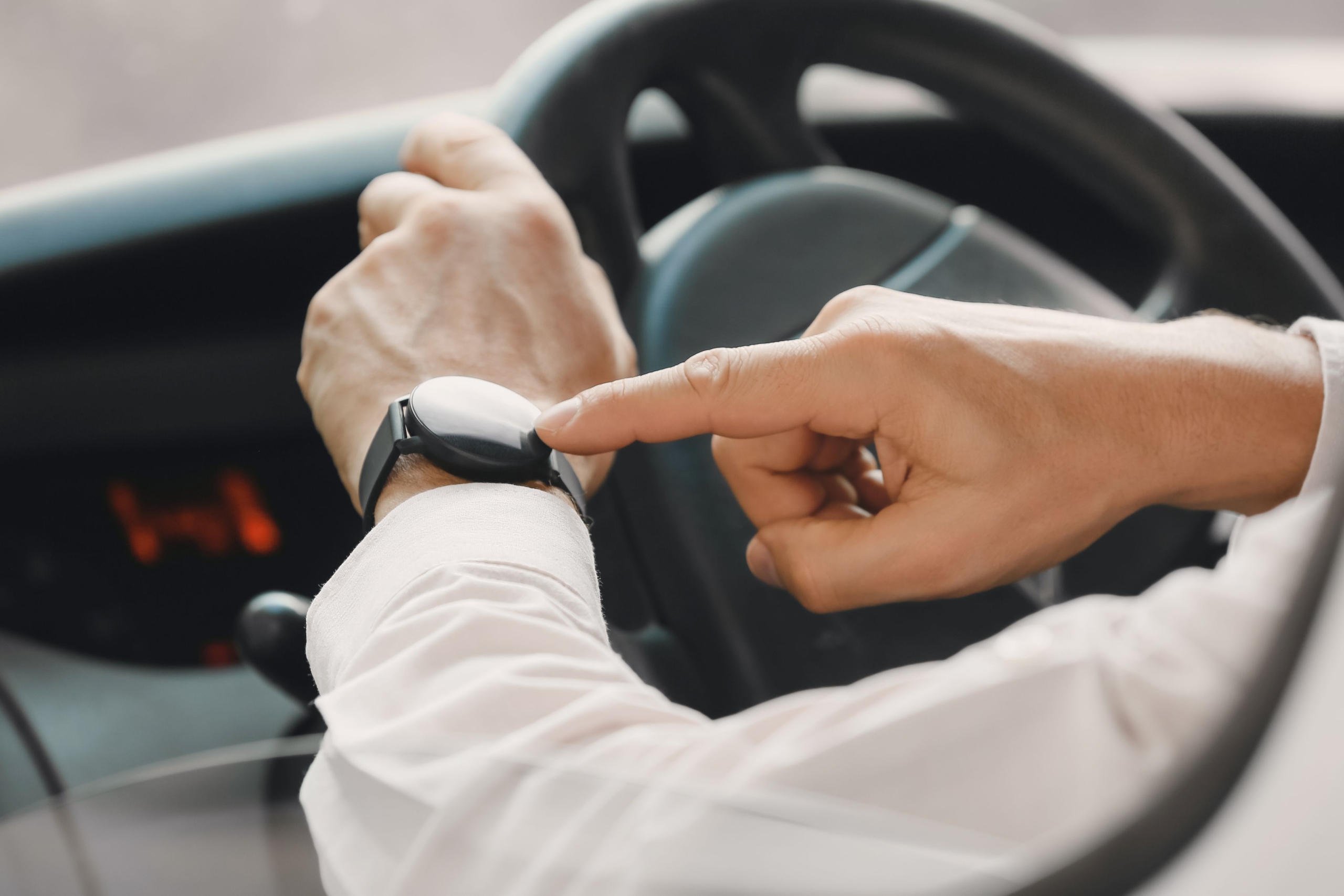 Fleet Operations warns employers over smartwatch driver distraction risks